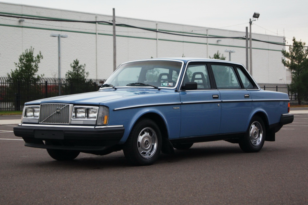 198284 Volvo 240DL Old Reliable Riverside Green